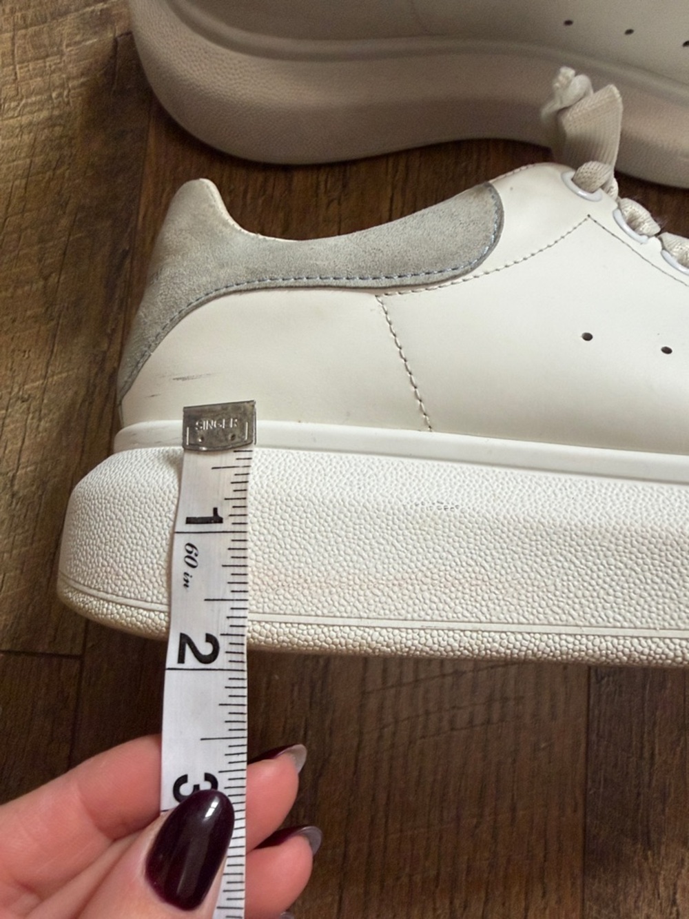 Alexander McQueen Cream Leather Low-Top Sneakers - Picture 4 of 10